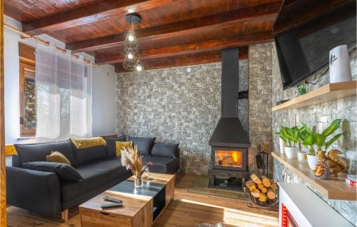 Perusic House | Cozy Home In Perusic With Jacuzzi