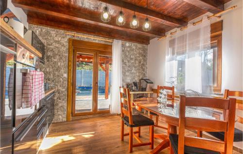 Perusic House | Cozy Home In Perusic With Jacuzzi