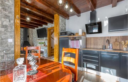 Perusic House | Cozy Home In Perusic With Jacuzzi