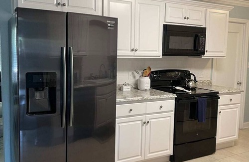 Tropic House | Cozy home in quiet neighborhood just a few miles to the beach