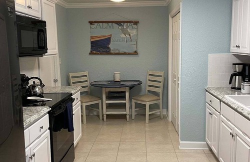 Tropic House | Cozy home in quiet neighborhood just a few miles to the beach