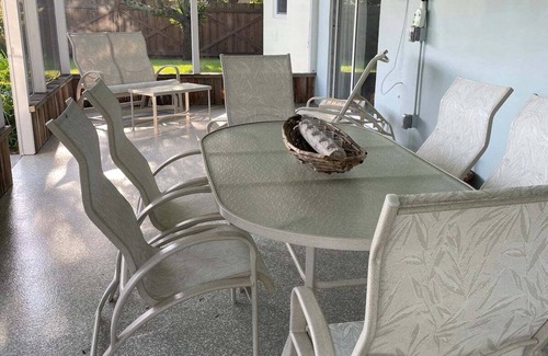 Tropic House | Cozy home in quiet neighborhood just a few miles to the beach