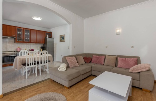 Rab Town House | Cozy home in Supetarska Draga with WiFi