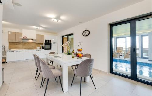 Tusilovic House | Cozy Home In Tusilovic With Sauna