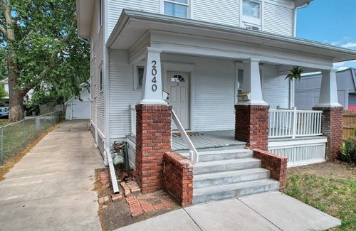 Near South House | Cozy Home | Near Downtown | 4 Queen beds, Two full size pull out beds.