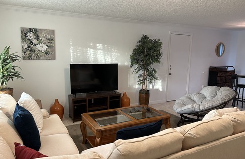 Royal Palm Beach House | Cozy Home near State fair grounds & peaceful beaches
