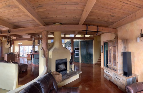 Central Okanagan House | COZY Home Oasis: Relax and Explore!