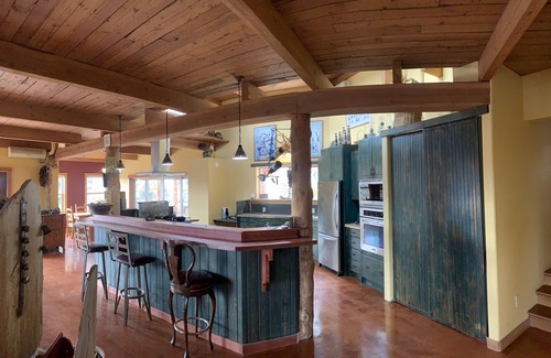 Central Okanagan House | COZY Home Oasis: Relax and Explore!