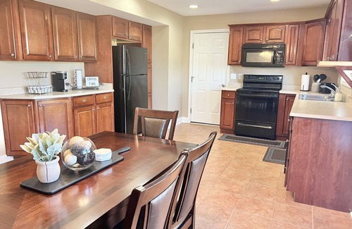 Richmond House | Cozy Home on Golf Course - 6 miles from I-75, Free WiFi