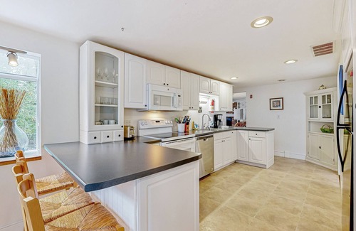 Centerville House | Cozy home on lake including local beach pass , hot tub, patio, W/D, & AC