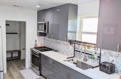 Harbor Gateway North House | Cozy Home on the Hill