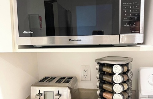 Cordova Bay House | Cozy home with ocean view