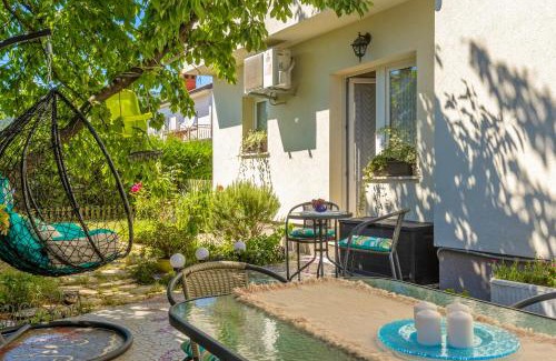 Sarsoni Apartment | Cozy Home with Private Garden - Happy Rentals