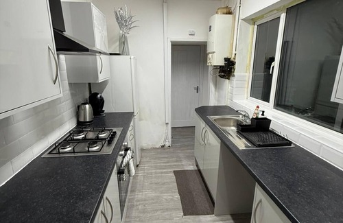 West Bromwich House | Cozy home with WiFi, Table Tennis &Snooker in West Bromwich - 3 bedrooms