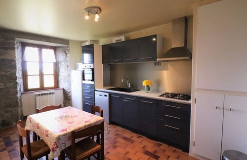 Montboudif Cottage | Cozy house for 4 with garden, fireplace, near Super-Besse