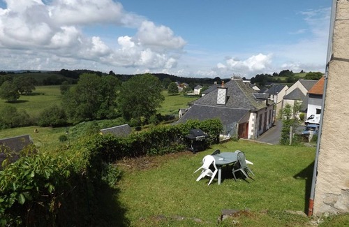 Montboudif Cottage | Cozy house for 4 with garden, fireplace, near Super-Besse