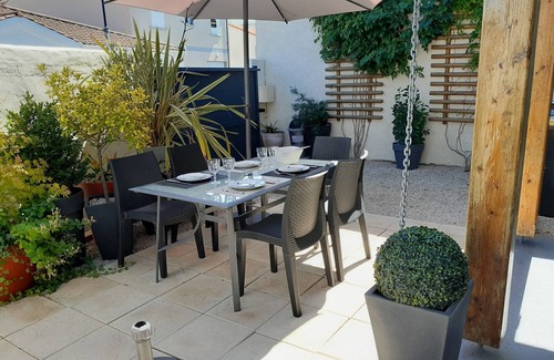 La Teste-de-Buch Villa | Cozy house in the city center, not far from the sea. Kind animal accepted.