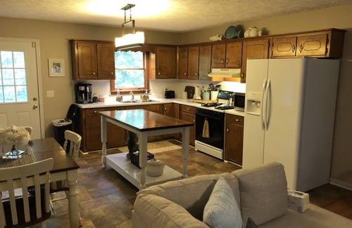 Pittsville House | Cozy house in private Leesville Lake community