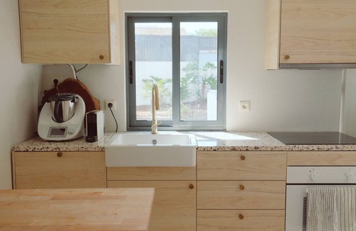 Castelo House | Cozy house with gorgeous swimming pool,1m from the village and 15m from thbeach.