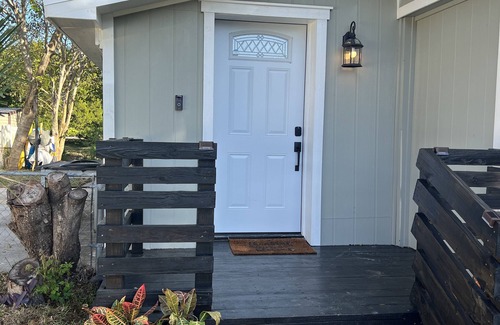 Hudson House | Cozy House with Large Deck