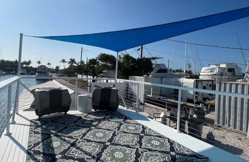 Key West Boat Rental | Cozy Houseboat
