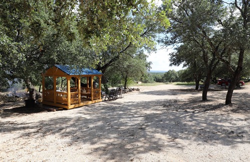 Hondo Cabin | COZY HUNTER'S CABIN IN THE HILL COUNTRY with detached bathroom
