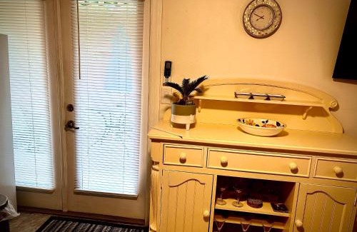 Gulf Gate Estates Apartment | ~ Cozy In-law Apartment Close to Siesta Key ~