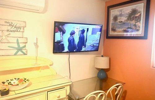 Gulf Gate Estates Apartment | ~ Cozy In-law Apartment Close to Siesta Key ~