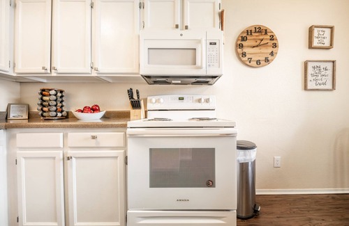 Rockrimmon Condo | ❤Cozy in the Springs! 2 BR, Kitchen. 5 Guests!❤