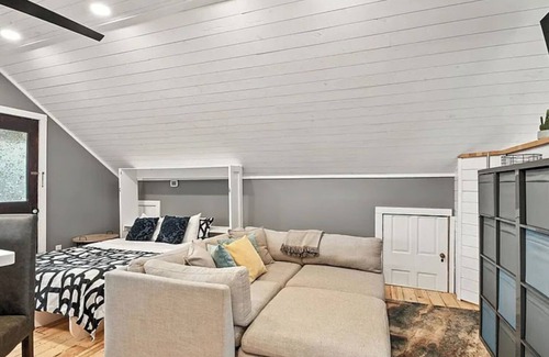 Holy Cross Apartment | Cozy Indianapolis Getaway~Heart of Downtown~5 Min Mass Ave~Perfect for 4