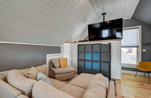 Holy Cross Apartment | Cozy Indianapolis Getaway~Heart of Downtown~5 Min Mass Ave~Perfect for 4