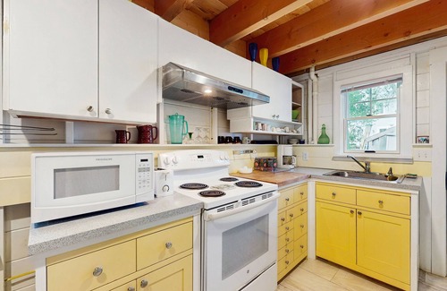 Oak Bluffs House | Cozy island cottage near local attractions with breezy yard & inviting interior