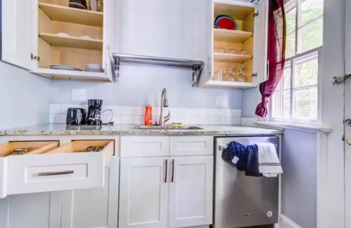 Decatur House | Cozy King bed and Queen Sofa bed Apt HOT TUB n