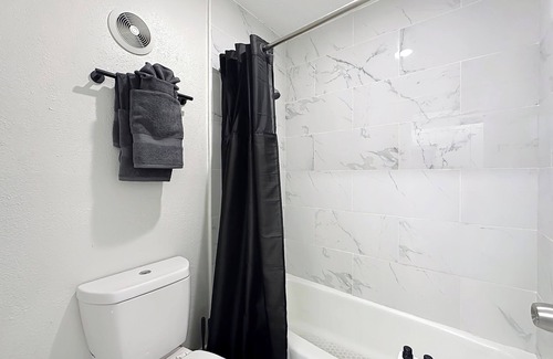 Highlands Apartment | Cozy King Studio | 5 Min to Zoo, JU & DT