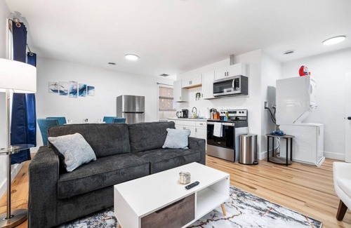 Friendship Apartment | Cozy King Suite|Central, Workspace + Free Parking