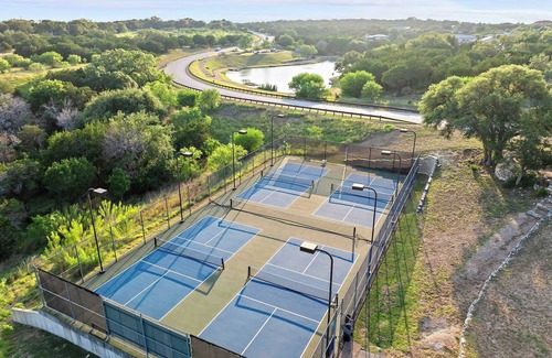 Spicewood Cabin | Cozy Lake Cabin - 1BR | Pickleball | BBQ | Firepit