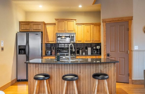 Sylvan Lake House | Cozy Lake Escape | Walk to Beach, BBQ & Fire Pit