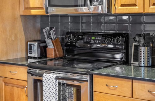 Sylvan Lake House | Cozy Lake Escape | Walk to Beach, BBQ & Fire Pit