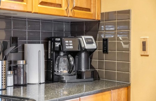 Sylvan Lake House | Cozy Lake Escape | Walk to Beach, BBQ & Fire Pit