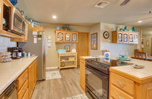Eufaula House | Cozy Lake Eufaula Hideaway w/Fire Pit & Hot Tub!