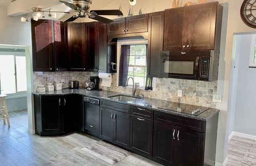 Clermont Cottage | Cozy Lake Front Cottage