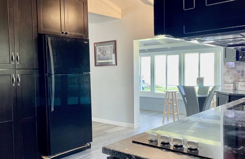 Clermont Cottage | Cozy Lake Front Cottage