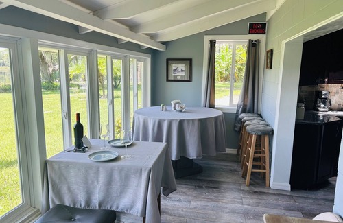 Clermont Cottage | Cozy Lake Front Cottage