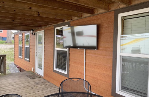 Dandridge Cabin | Cozy Lake Front Park Model on Douglas Lake! Close to area attractions!