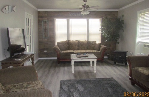 Gordonville House | Cozy Lake Texoma Retreat!! Family Sized Home!