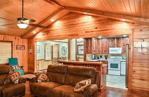 Negreet Cabin | Cozy lakefront cabin with boat house & ramp on Toledo Bend Lake