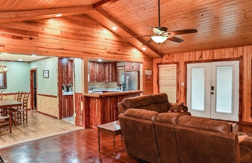 Negreet Cabin | Cozy lakefront cabin with boat house & ramp on Toledo Bend Lake
