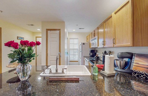 Hollister Condo | Cozy lakefront condo w/ two primary suites, sunroom & shared pool