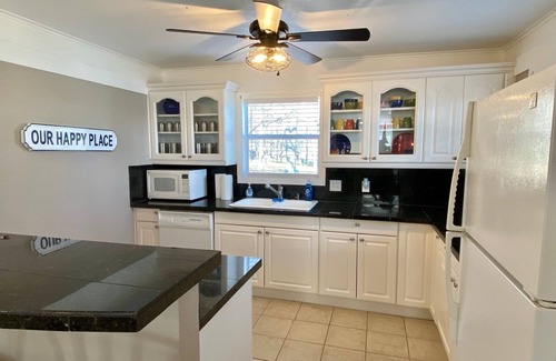 Azle House | Cozy Lakefront Cottage on Eagle Mountain Lake