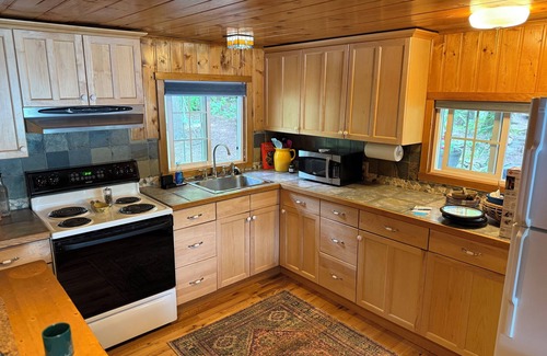 Newport Cabin | Cozy Lakefront Cottage on Sacheen Lake